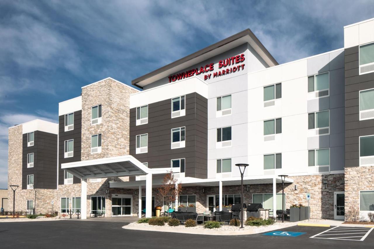 Towneplace Suites By Marriott Oconomowoc Bagian luar foto