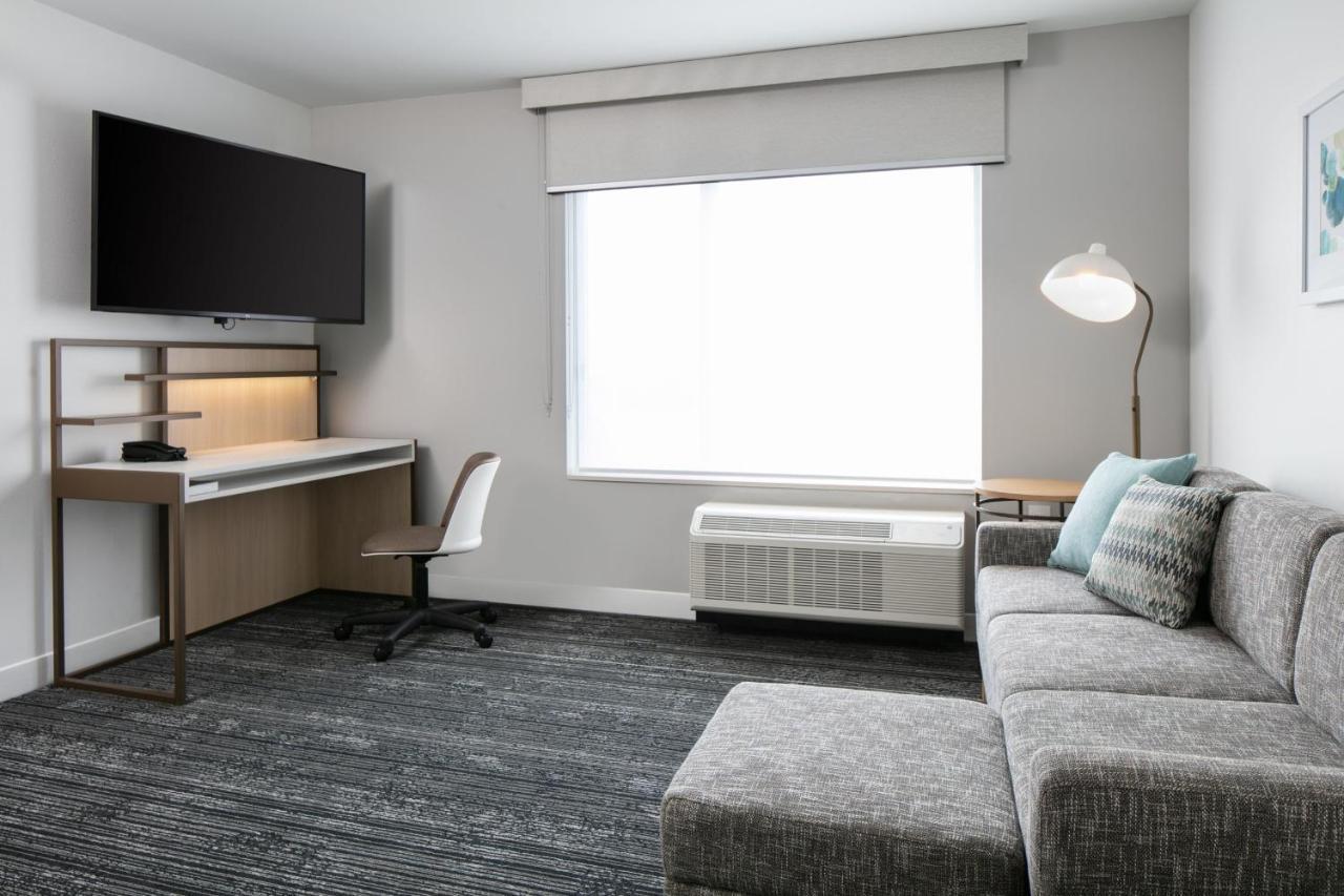Towneplace Suites By Marriott Oconomowoc Bagian luar foto