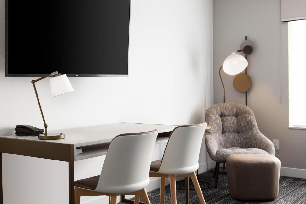 Towneplace Suites By Marriott Oconomowoc Bagian luar foto