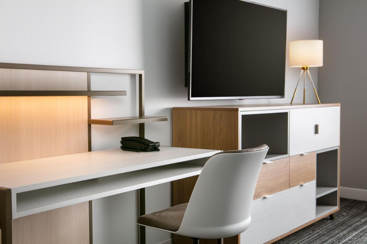 Towneplace Suites By Marriott Oconomowoc Bagian luar foto