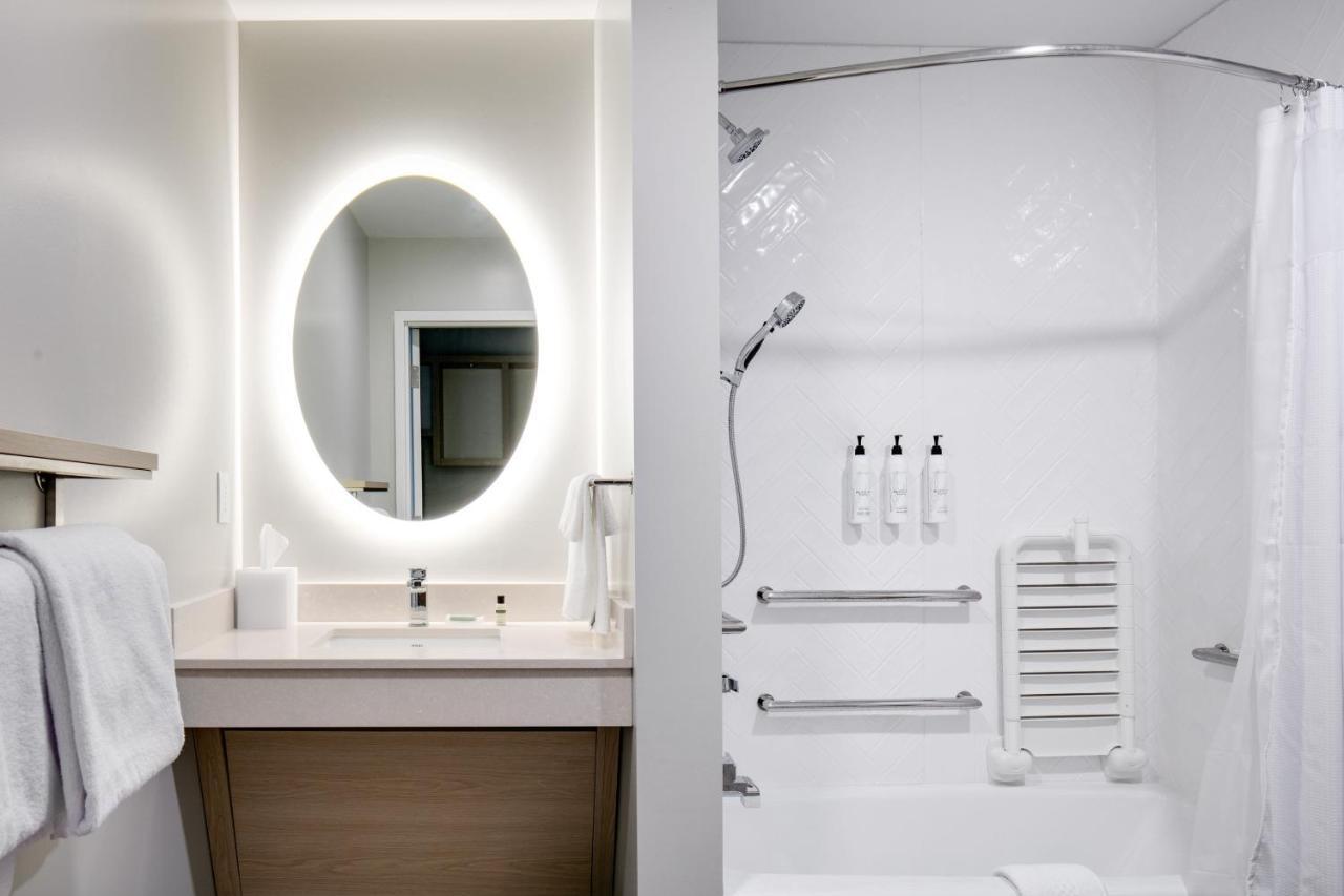 Towneplace Suites By Marriott Oconomowoc Bagian luar foto