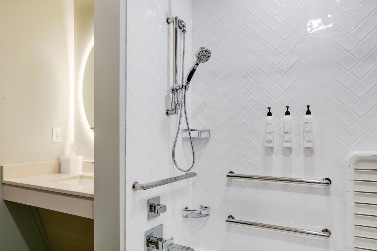 Towneplace Suites By Marriott Oconomowoc Bagian luar foto