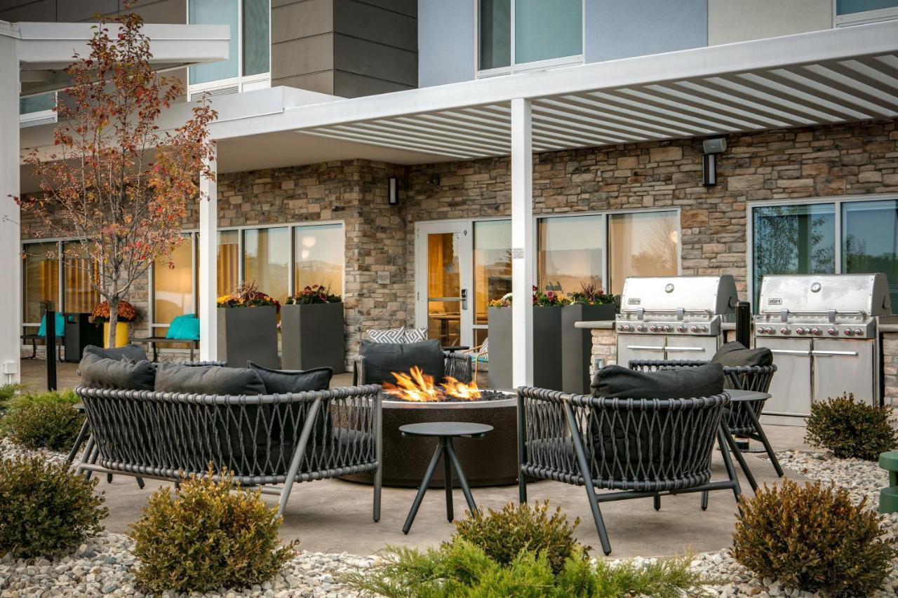 Towneplace Suites By Marriott Oconomowoc Bagian luar foto