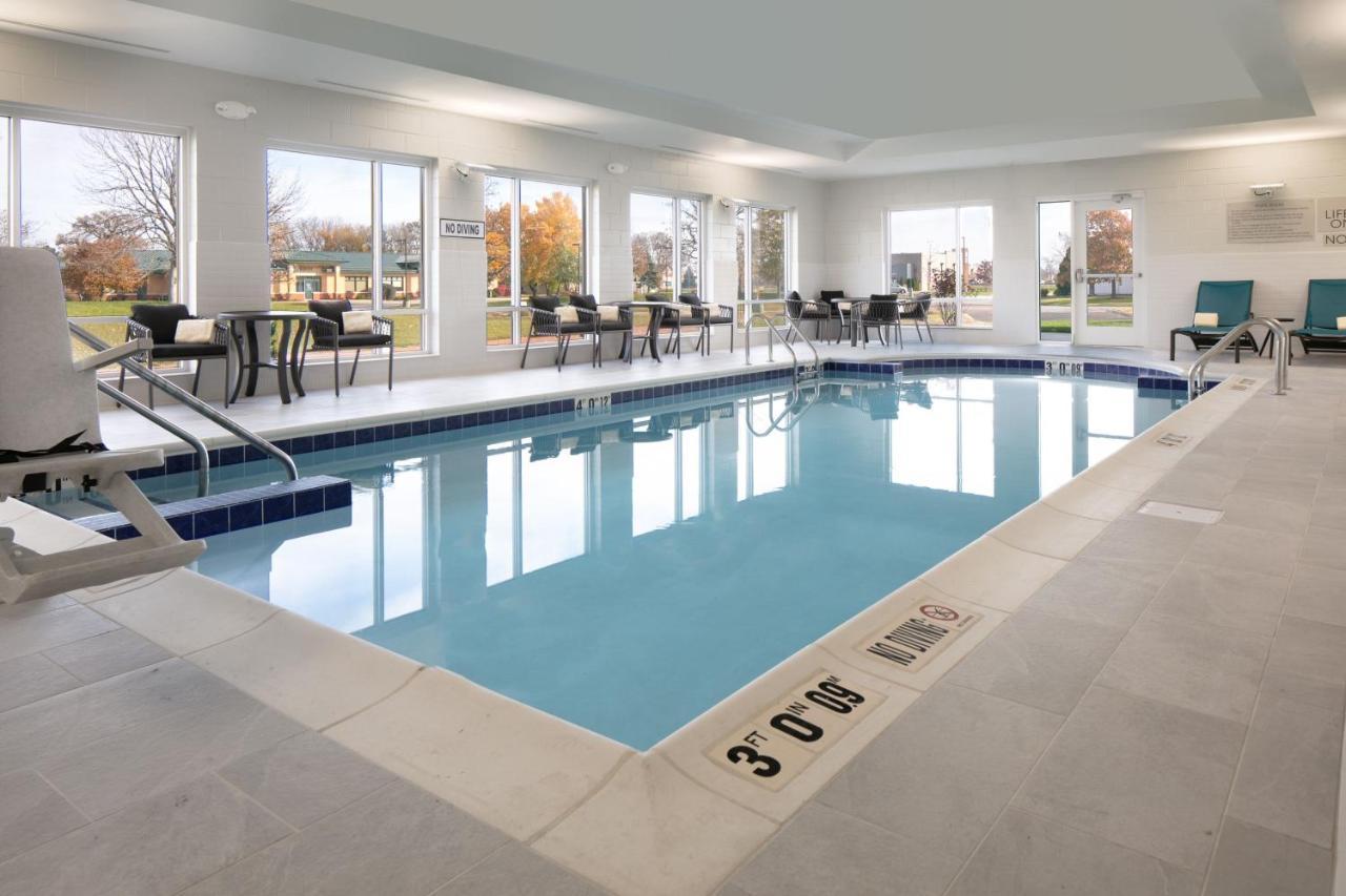 Towneplace Suites By Marriott Oconomowoc Bagian luar foto
