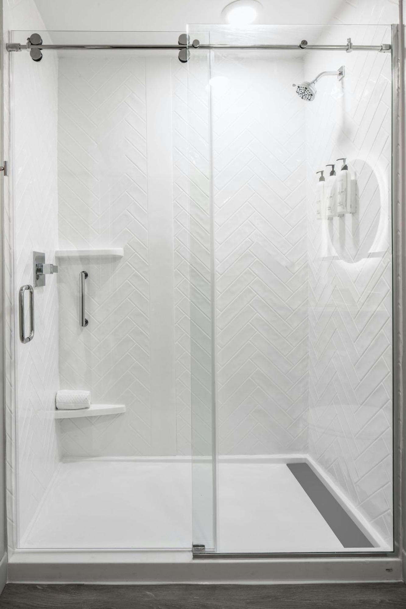 Towneplace Suites By Marriott Oconomowoc Bagian luar foto